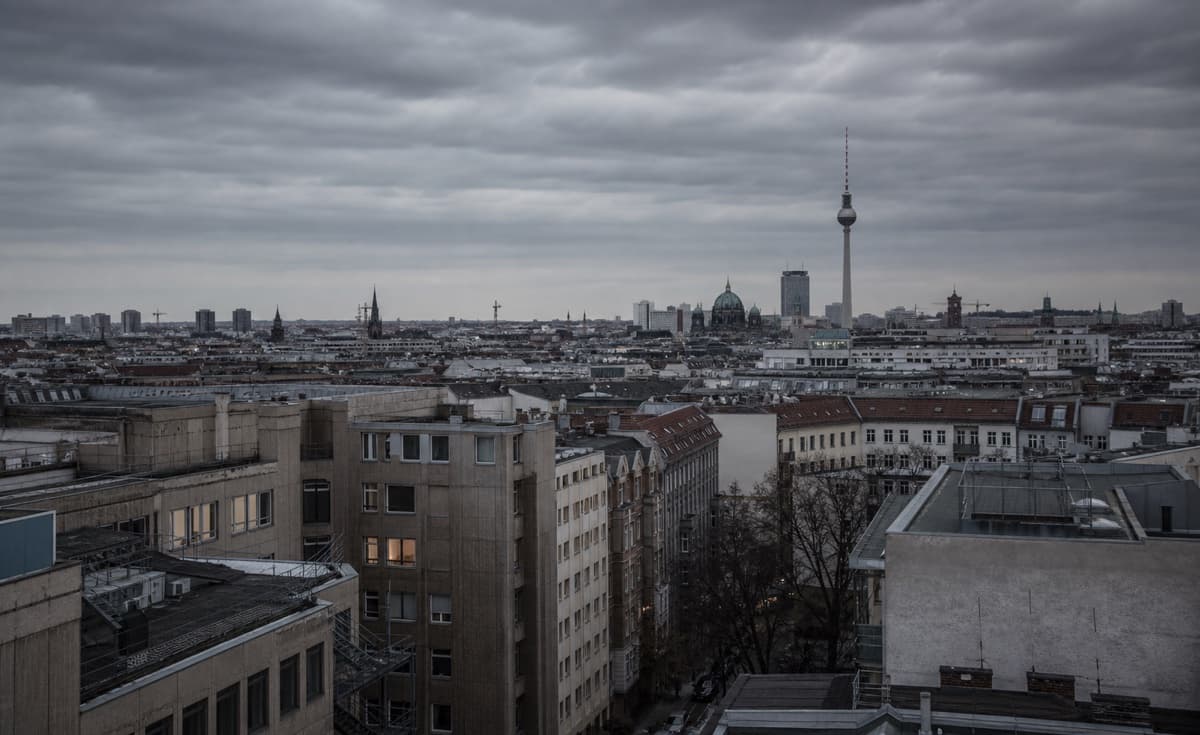 Silhouette einer großen deutschen Stadt bei grauem Himmel