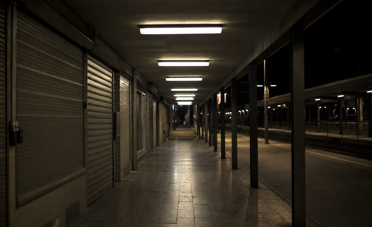 Leerer Bahnhofsgang bei Nacht