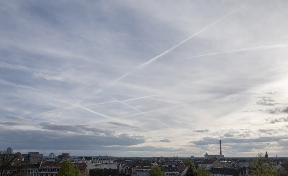 Heller Himmel mit mehreren Fluglinien